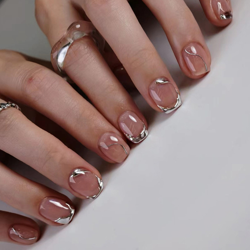 Nail Art Overlay - เล็บปลอมสั้นสำหรับผู้หญิงและเด็กผู้หญิง ทรงเหลี่ยมสีนู้ด พร้อมแถบสีทอง เงิน เขียว แบบเต็มเล็บ