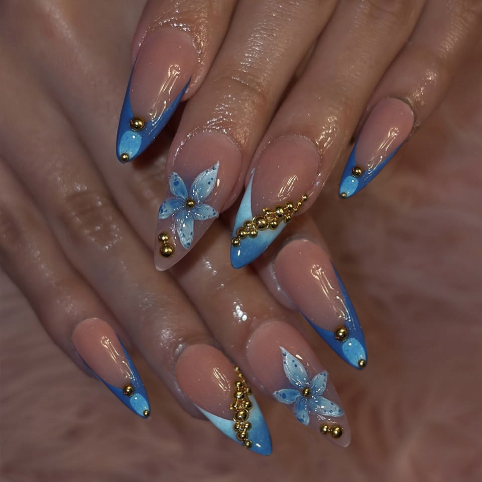 Nail Art Pink - เล็บปลอมสีนู้ดลายดอกไม้สีชมพูฟ้าประดับเม็ดโลหะและเพชรปลอม รูปทรงอัลมอนด์ กดติดง่าย