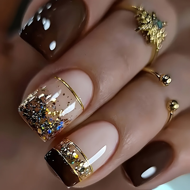 Nail Art Inspo - เล็บปลอมทรงสี่เหลี่ยมสั้นสำหรับผู้หญิง สีน้ำตาลมันวาว ปลายเล็บสีทองเงิน ประดับกลิตเตอร์ พร้อมลายเส้น ดีไซน์เต็มเล็บ