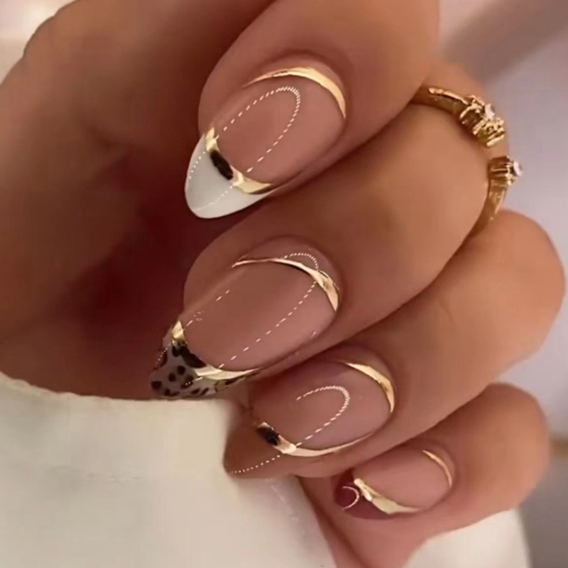 Nail Art Leopard - เล็บปลอมขนาดกลางสำหรับผู้หญิงและเด็กผู้หญิง ลายเล็บอัลมอนด์สีนู้ด พร้อมลายเสือดาวสีทอง ดีไซน์เต็มเล็บแบบกดติด